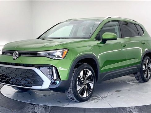 New 2026 Volkswagen Taos SE image 2