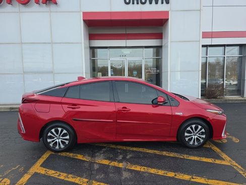 Used 2020 Toyota Prius Prime XLE image 2