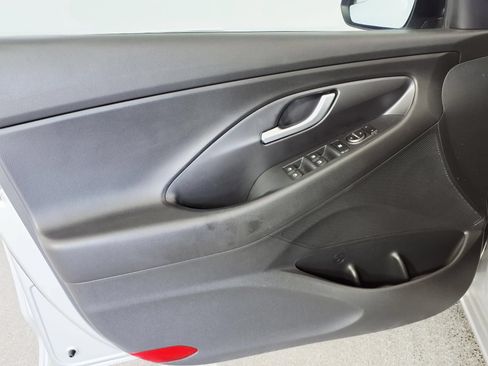 Used 2018 Hyundai Elantra GT FWD image 13
