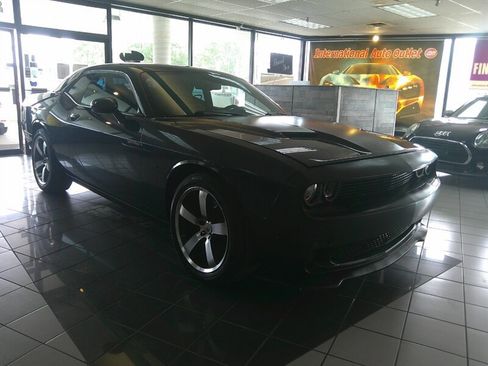 Used 2017 Dodge Challenger R/T w/ Driver Convenience Group RWD image 4