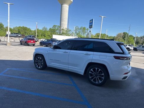 Used 2024 Jeep Grand Cherokee Overland w/ Luxury Tech Group IV AWD/4WD image 15