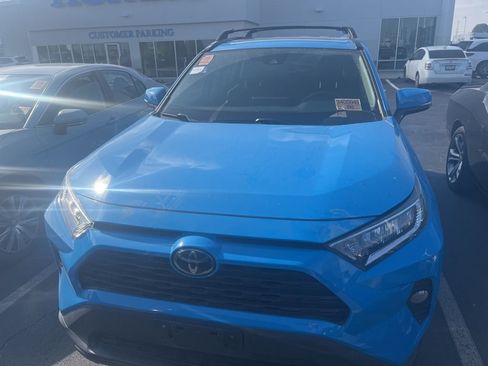 Used 2020 Toyota RAV4 XLE Premium image 6