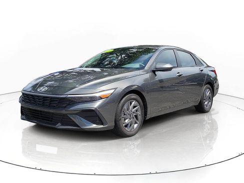 Used 2024 Hyundai Elantra SEL FWD image 2