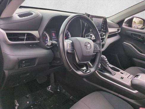Used 2021 Toyota Highlander LE FWD image 10