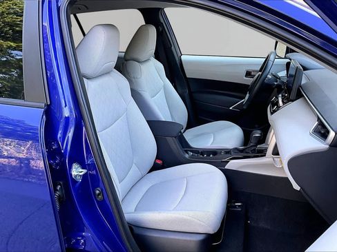 Used 2025 Toyota Corolla Cross LE FWD image 9