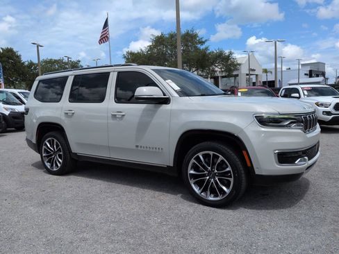 Used 2022 Jeep Wagoneer Series III w/ Premium Group I RWD image 2