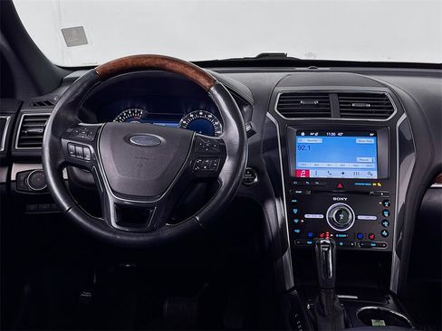 Used 2017 Ford Explorer Platinum image 14