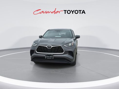 Used 2022 Toyota Highlander L FWD image 3
