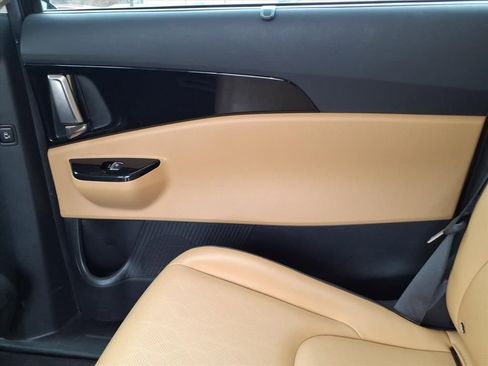 Used 2022 Kia Carnival EX image 15