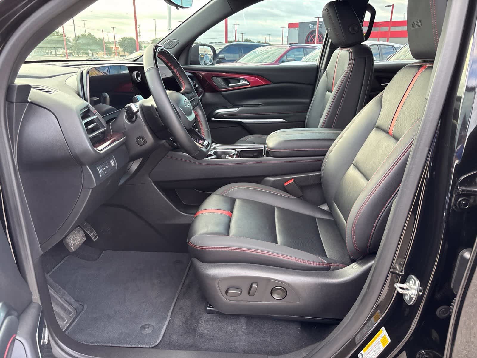 Used 2025 Chevrolet Traverse RS FWD image 11