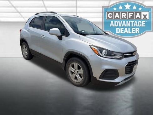 Used 2021 Chevrolet Trax LT w/ LT Convenience Package FWD image 3