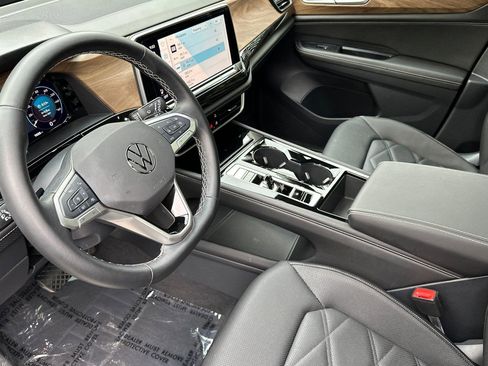 Used 2025 Volkswagen Atlas SE w/ Panoramic Sunroof Package image 9