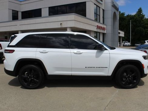 Used 2023 Jeep Grand Cherokee Altitude AWD/4WD image 5