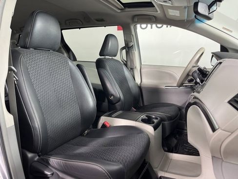 Used 2013 Toyota Sienna SE image 35
