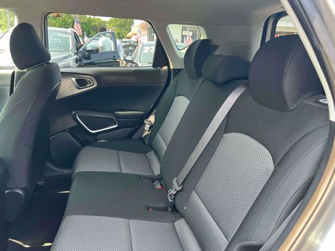 Used 2025 Kia Soul LX w/ LX Technology Package FWD image 23