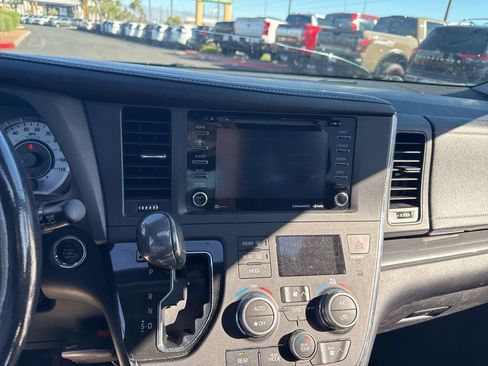 Used 2018 Toyota Sienna SE Premium w/ Carpet Mat Package FWD image 21