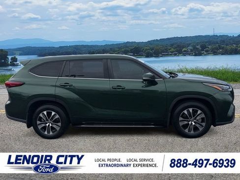 Used 2023 Toyota Highlander XLE AWD/4WD image 2