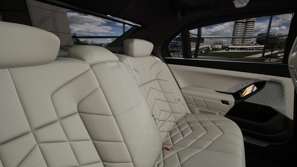 Used 2026 BMW 750e xDrive w/ Executive Package AWD/4WD image 38
