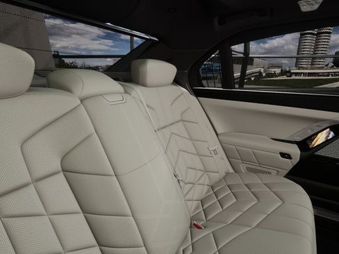 Used 2026 BMW 750e xDrive w/ Executive Package image 38