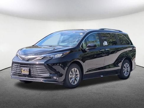 New 2026 Toyota Sienna XLE AWD/4WD image 9