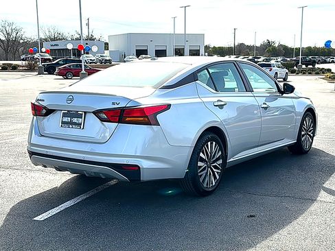 Used 2024 Nissan Altima 2.5 SV image 8