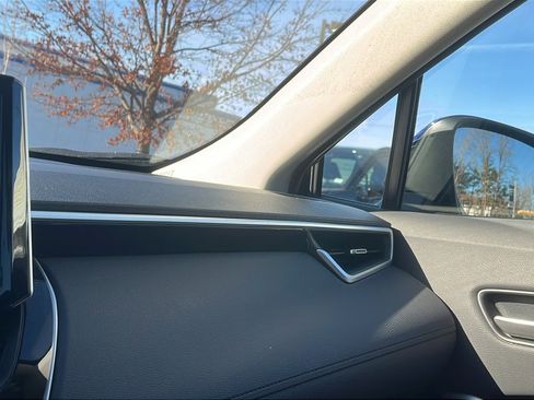 Used 2023 Toyota Corolla Cross XLE image 17