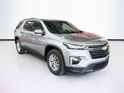 Used 2023 Chevrolet Traverse LT image 3