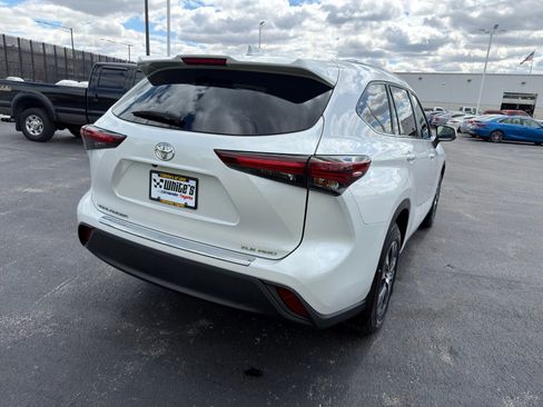Used 2024 Toyota Highlander XLE AWD/4WD image 6