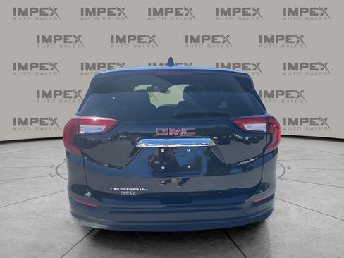 Used 2024 GMC Terrain SLE image 4