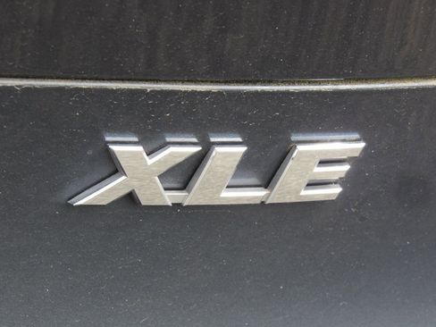 Used 2023 Toyota Venza XLE image 8