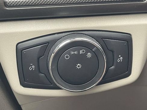 Used 2017 Ford Fusion SE w/ Fusion SE Technology Package FWD image 26