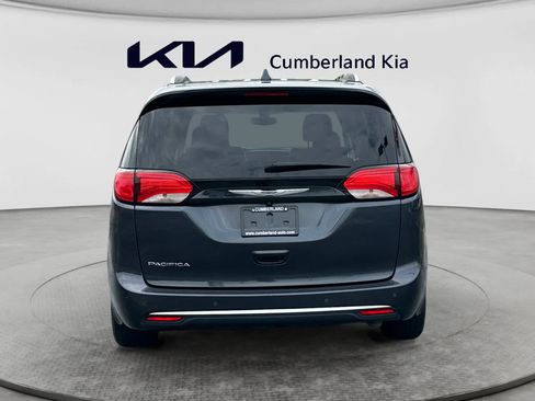 Used 2020 Chrysler Pacifica Touring-L FWD image 4