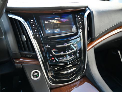 Used 2017 Cadillac Escalade ESV Luxury image 29