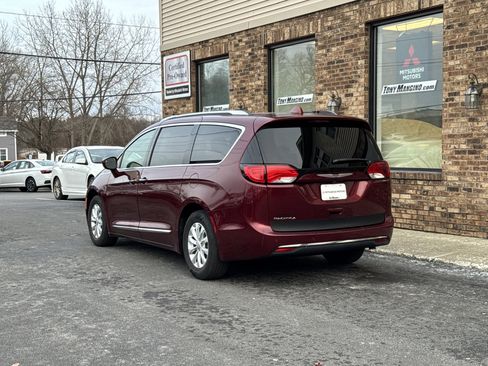 Used 2019 Chrysler Pacifica Touring-L image 3
