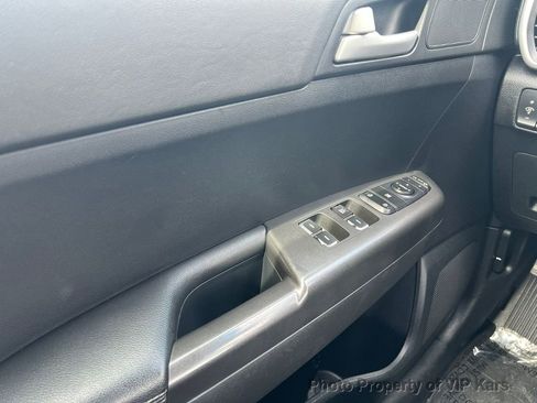 Used 2019 Kia Sportage LX image 9