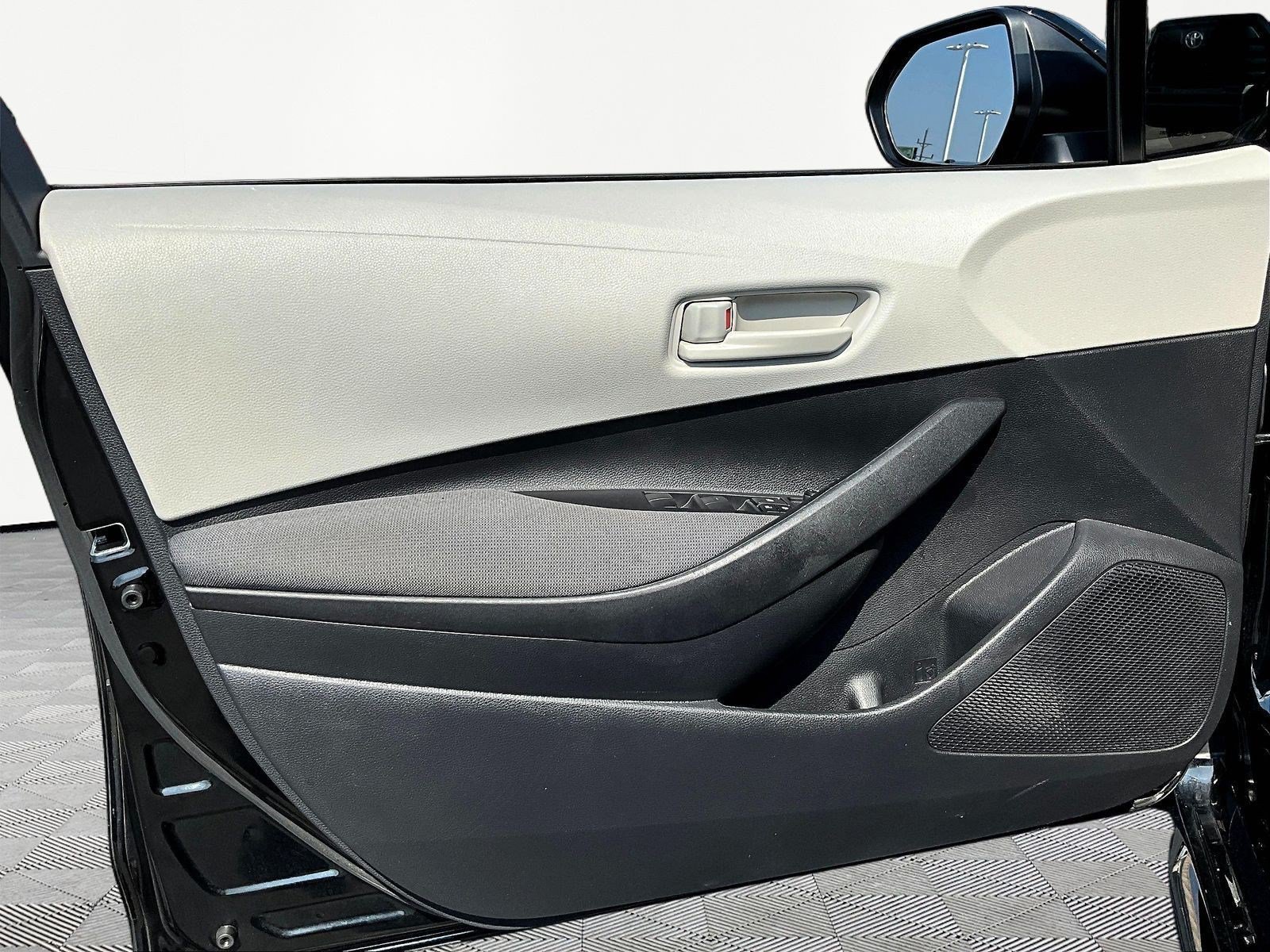 Used 2025 Toyota Corolla LE FWD image 20