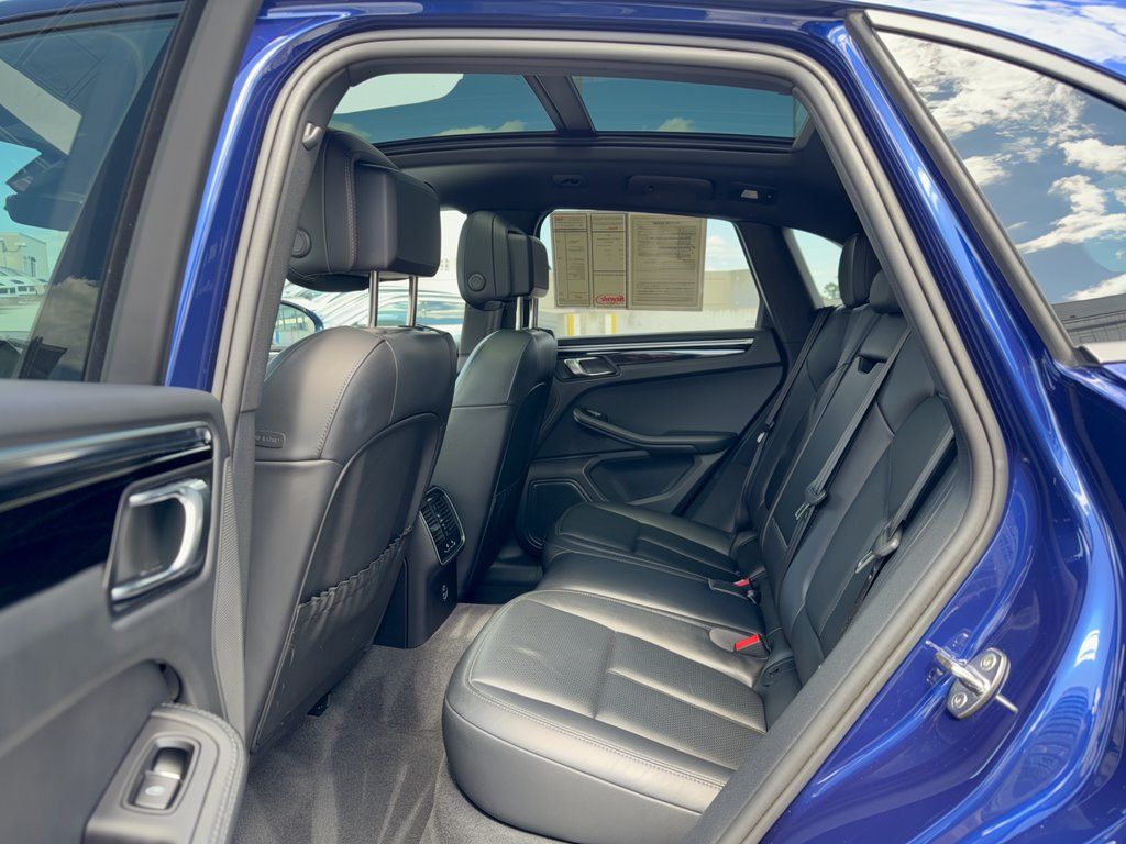 Certified 2024 Porsche Macan AWD/4WD image 25