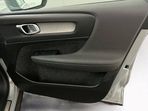 Used 2025 Volvo XC40 B5 Core image 34