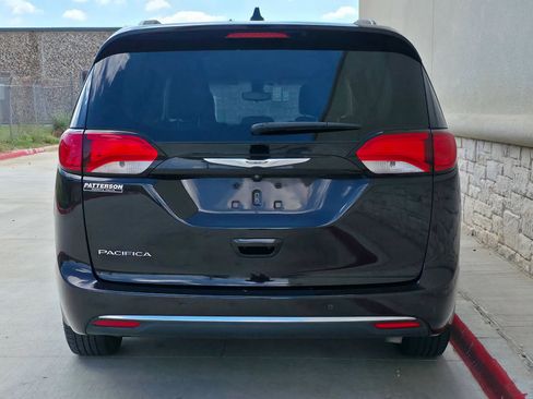 Used 2017 Chrysler Pacifica Touring-L FWD image 4