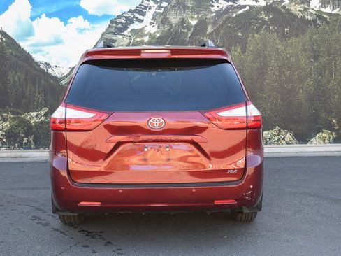 Used 2017 Toyota Sienna XLE Premium FWD image 10