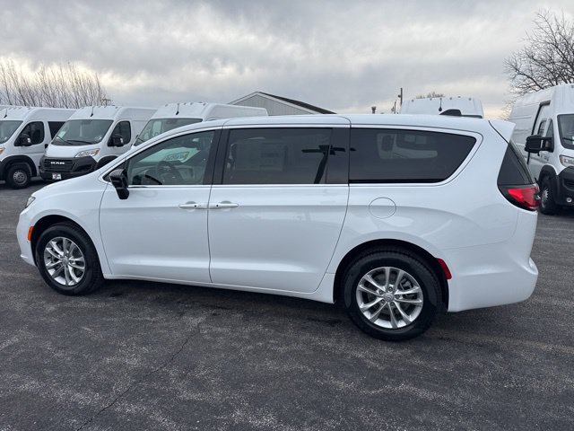 New 2026 Chrysler Pacifica Select AWD/4WD image 3