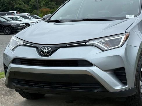 Used 2018 Toyota RAV4 LE FWD image 10