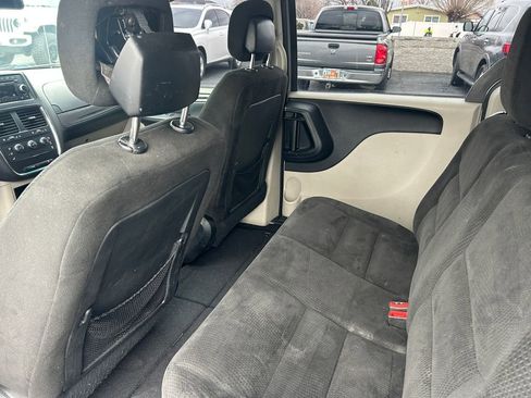 Used 2015 Dodge Grand Caravan SE image 27