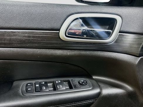 Used 2019 Jeep Grand Cherokee Altitude AWD/4WD image 9