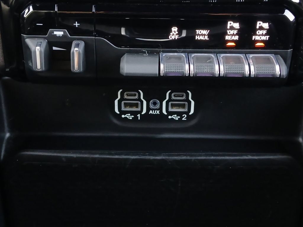 Used 2021 RAM 1500 Laramie w/ Sport Appearance Package AWD/4WD image 10