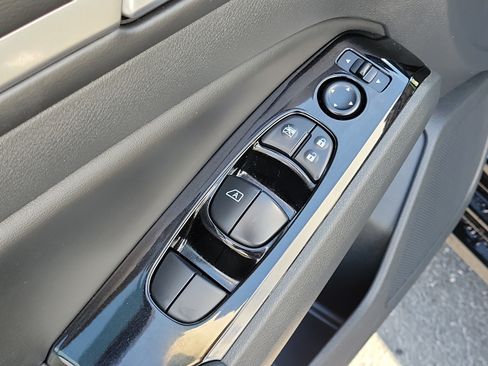 Used 2025 Nissan Altima 2.5 SR FWD image 17