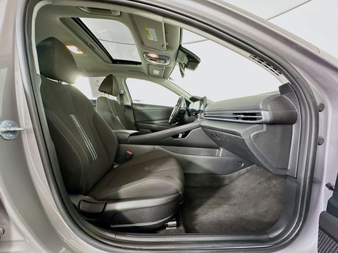 Used 2025 Hyundai Elantra SEL FWD image 33