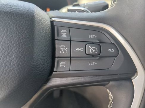 Used 2023 Jeep Grand Cherokee Altitude RWD image 30