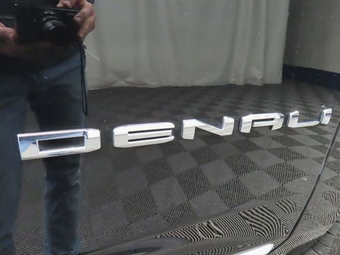 Used 2021 GMC Yukon Denali w/ Denali Premium Package image 57