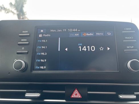 Certified 2025 Hyundai Elantra SE image 9